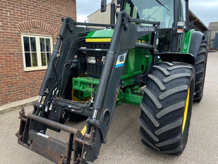 John Deere 6910