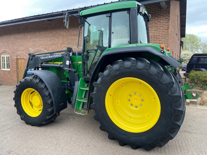 John Deere 6910