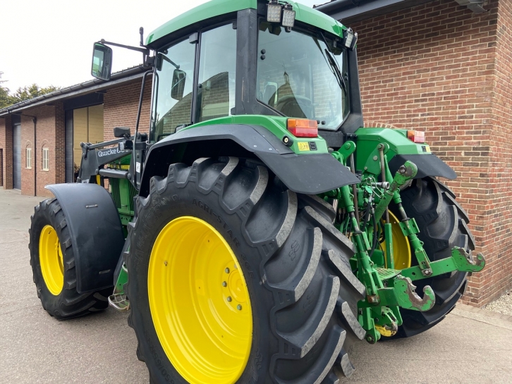 John Deere 6910