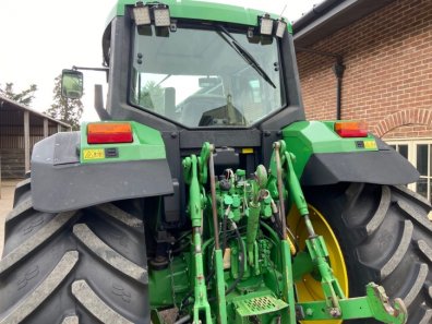 John Deere 6910