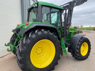 John Deere 6910