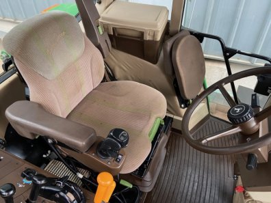 John Deere 6910