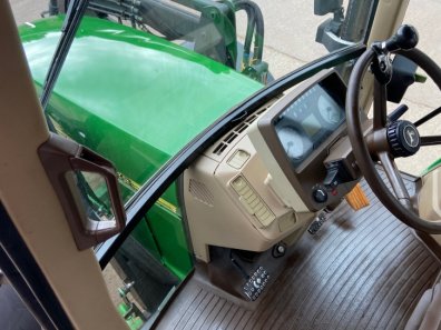 John Deere 6910