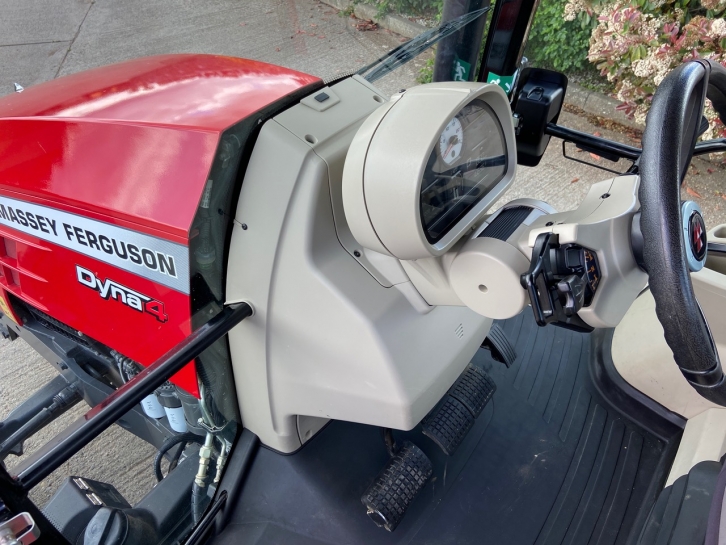 Massey Ferguson 5711S Essential