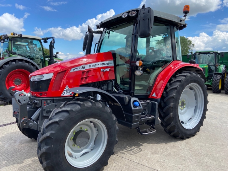 Massey Ferguson 5711S Essential