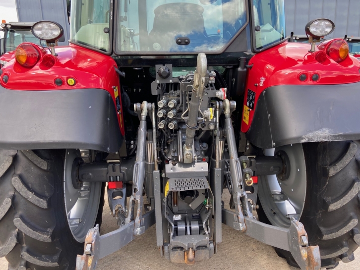 Massey Ferguson 5711S Essential