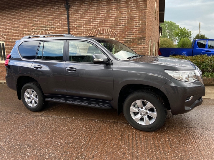 Toyota Landcruiser Active LWB commercial 2.8 Diesel