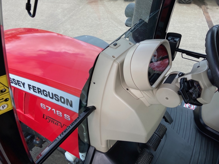 Massey Ferguson 6718S Exclusive