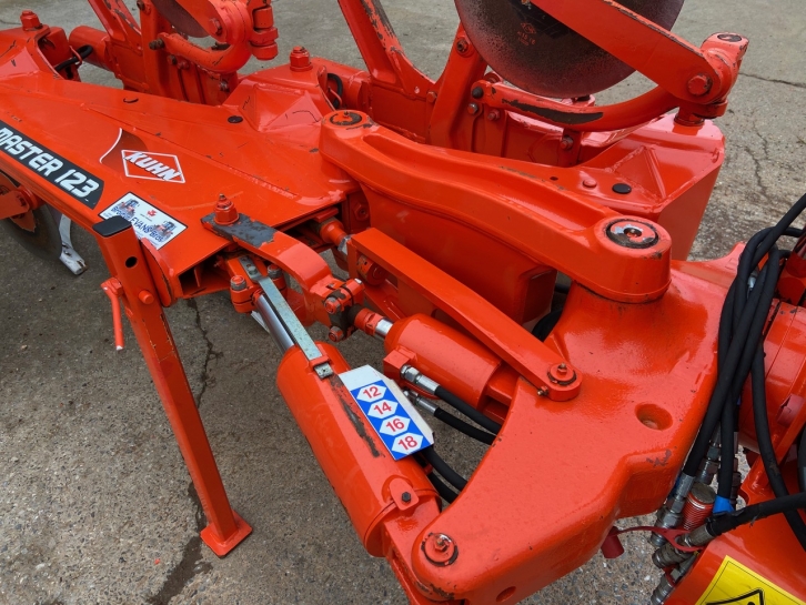 Kuhn Vari-Master 123 plough