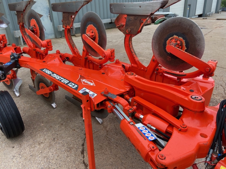 Kuhn Vari-Master 123 plough