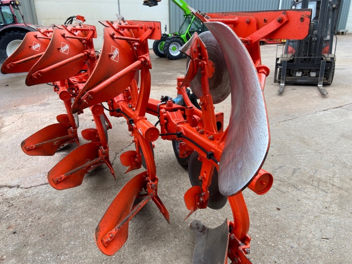 Kuhn Vari-Master 123 plough