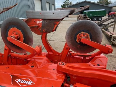 Kuhn Vari-Master 123 plough