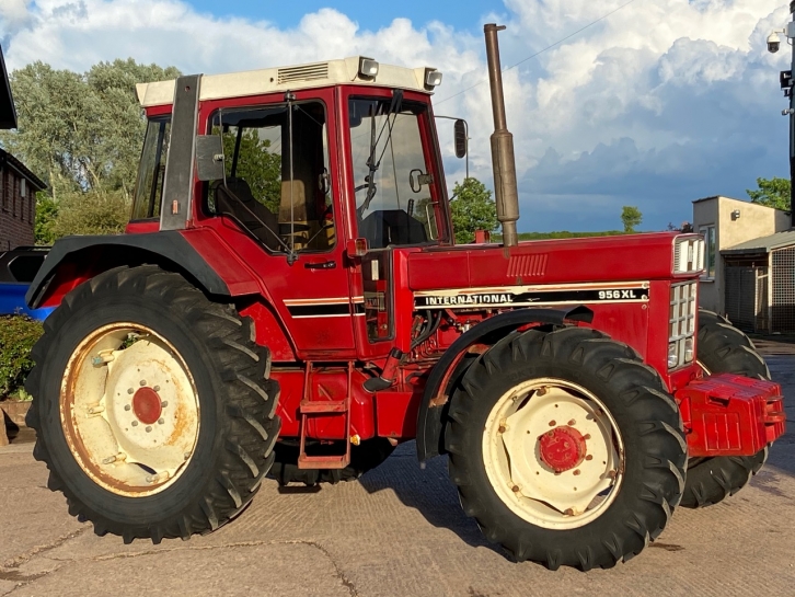 International 956XL
