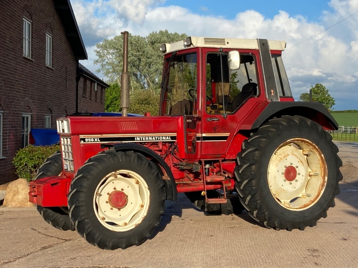 International 956XL