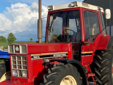International 956XL