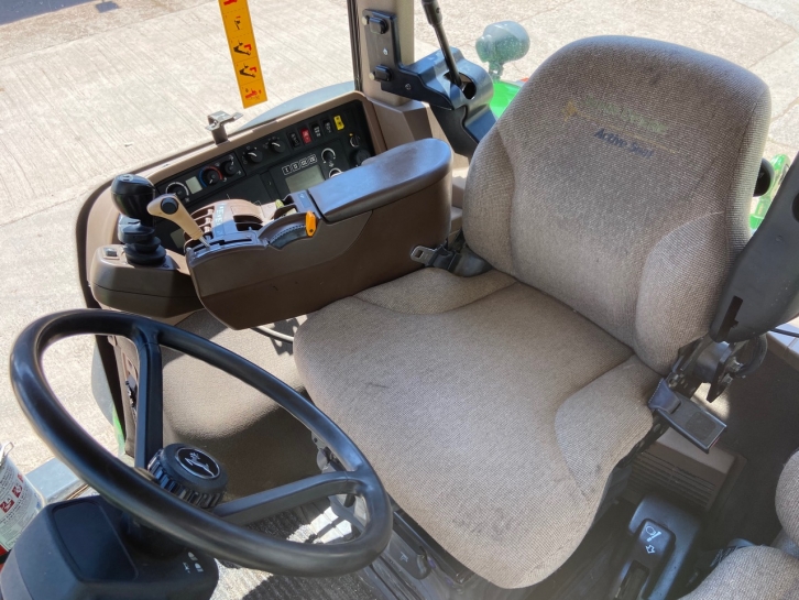 John Deere 7920