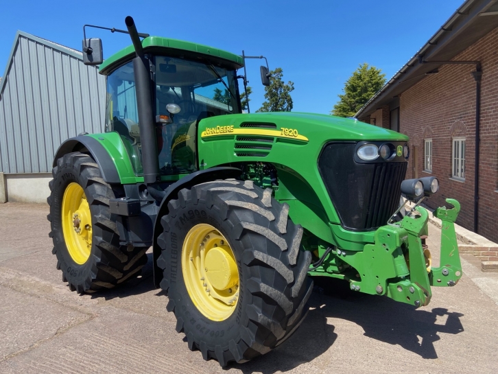 John Deere 7920