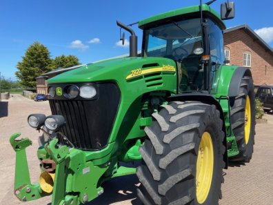 John Deere 7920