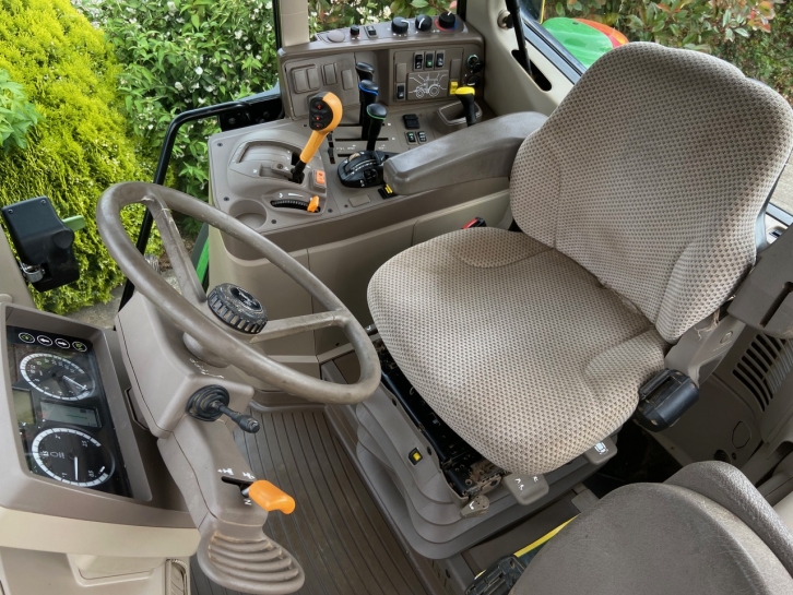 John Deere 6120M