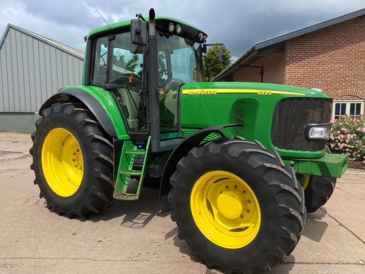 John Deere 6820