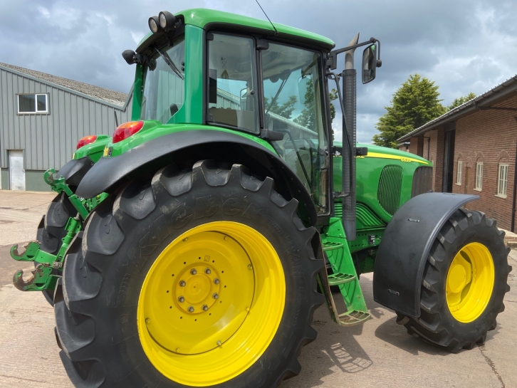 John Deere 6820