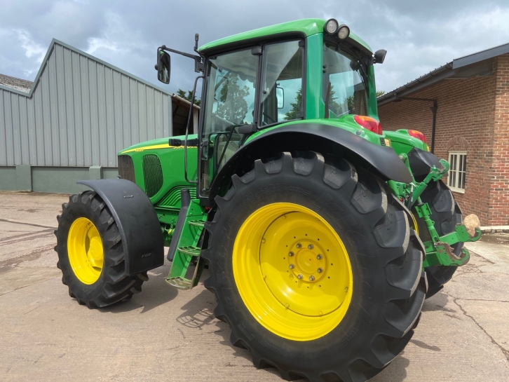 John Deere 6820