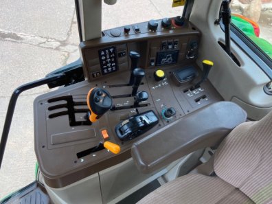 John Deere 6820