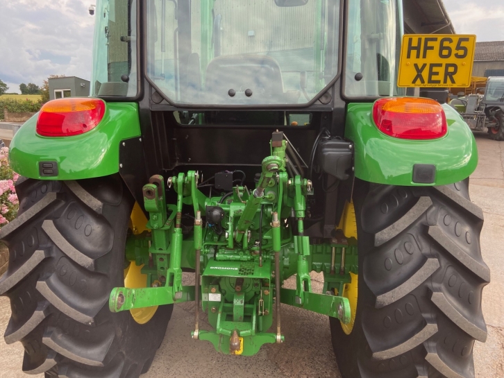 John Deere 5075E