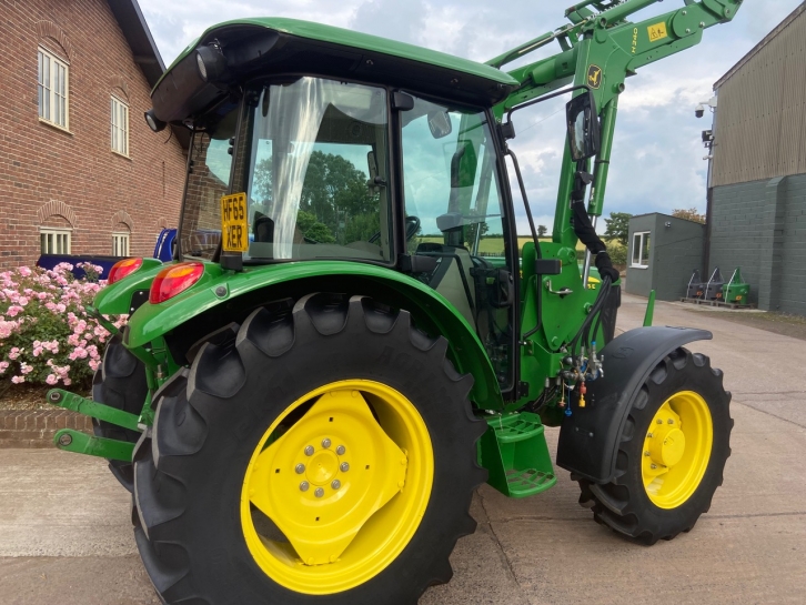 John Deere 5075E
