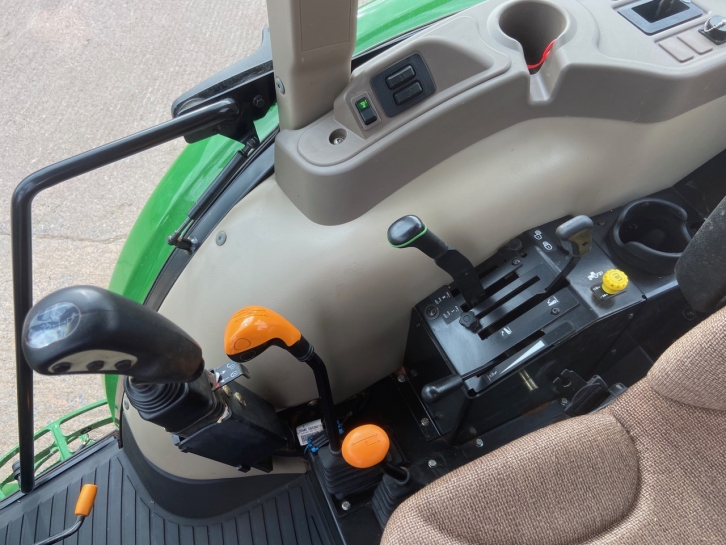 John Deere 5075E