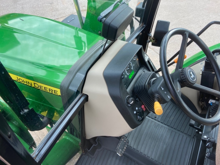 John Deere 5075E