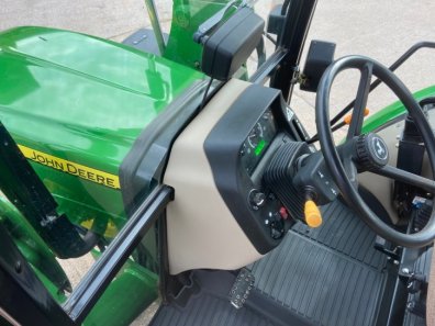 John Deere 5075E