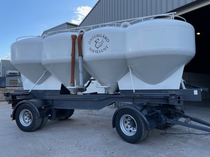 Four wheel hopper trailer