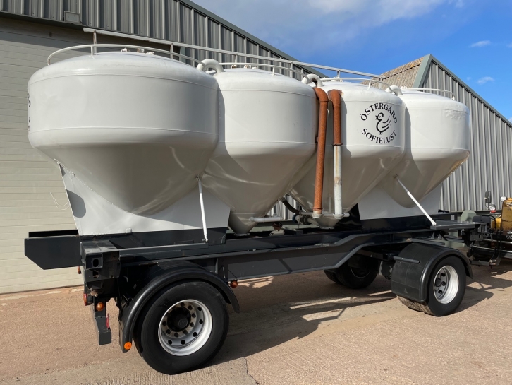 Four wheel hopper trailer