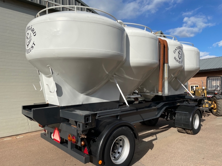 Four wheel hopper trailer