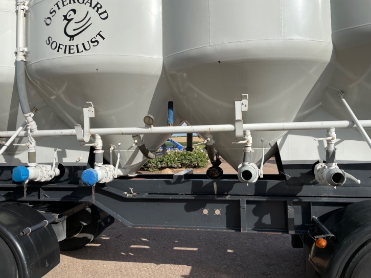 Four wheel hopper trailer