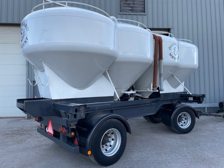Four wheel hopper trailer