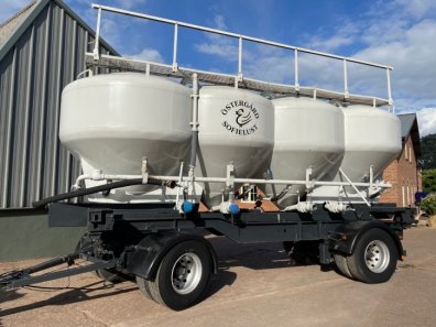 Four wheel hopper trailer