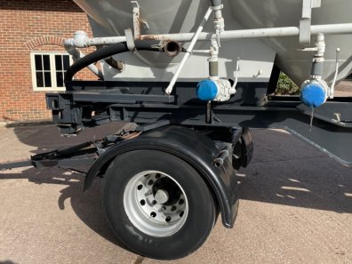 Four wheel hopper trailer