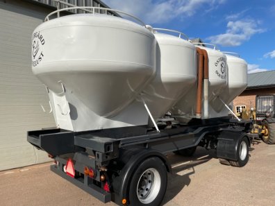 Four wheel hopper trailer