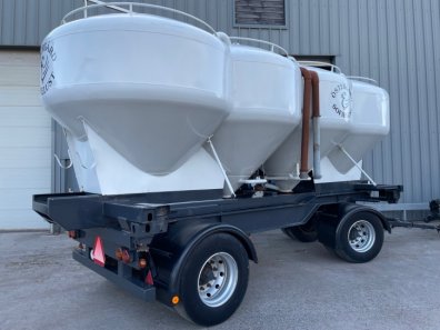 Four wheel hopper trailer
