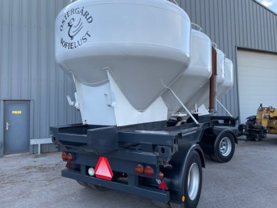 Four wheel hopper trailer