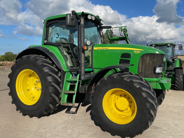 John Deere 7530
