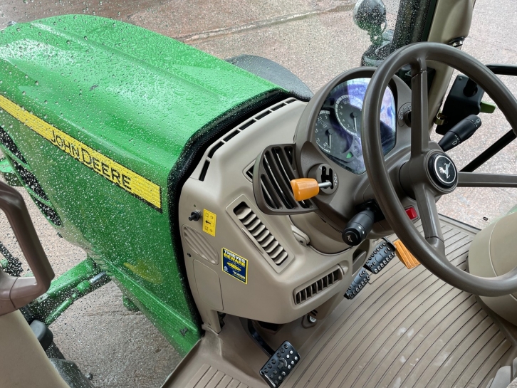 John Deere 7530