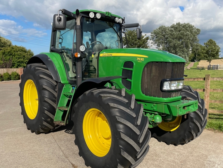 John Deere 7530