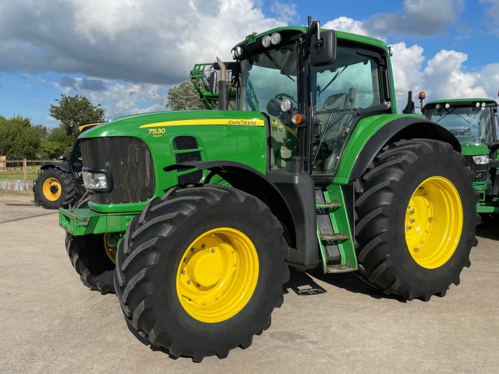 John Deere 7530