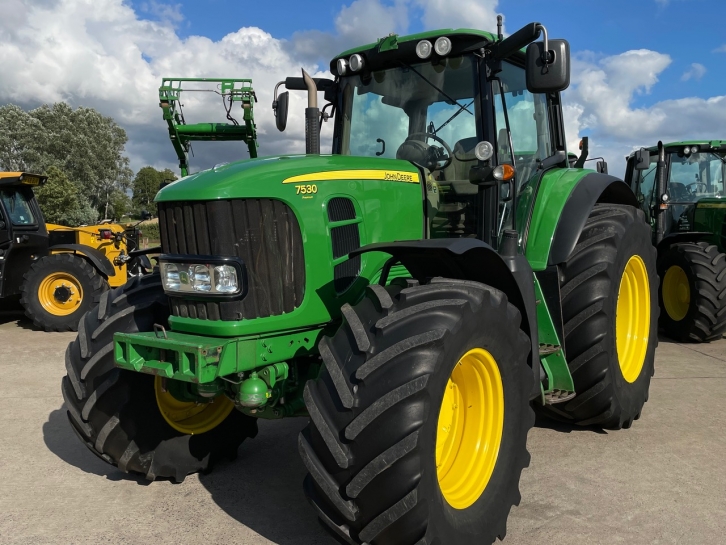John Deere 7530