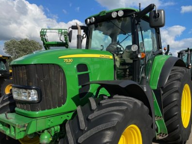 John Deere 7530
