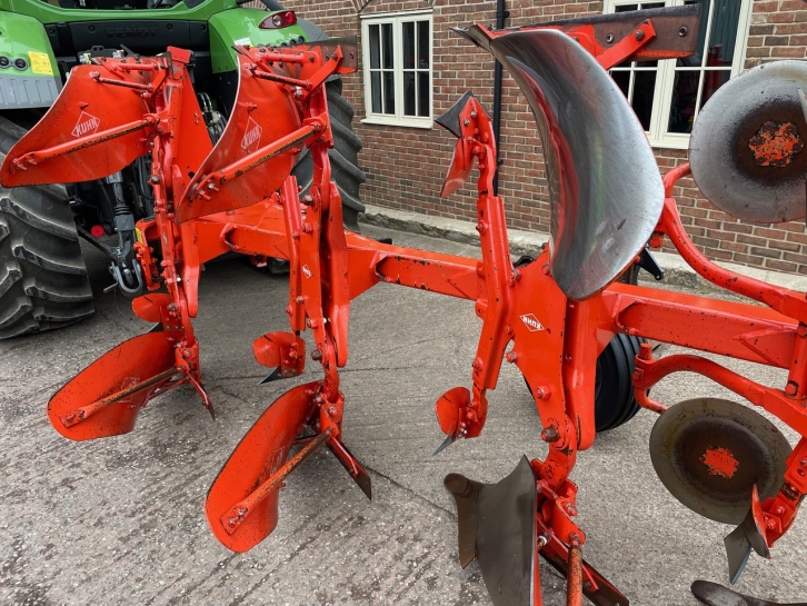 Kuhn Master 100 4 furrow plough
