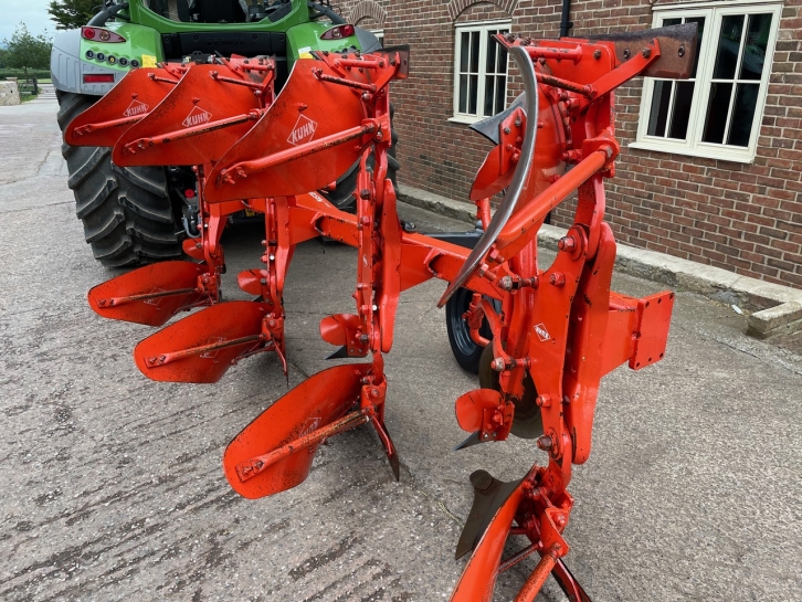 Kuhn Master 100 4 furrow plough
